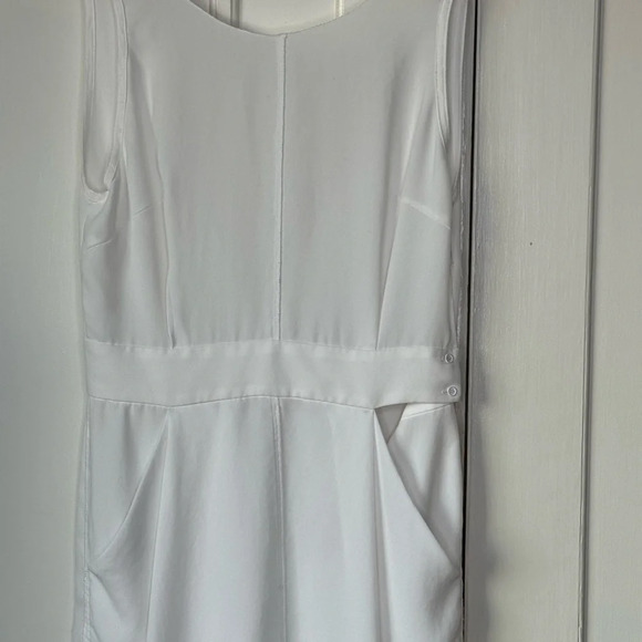 Wilfred Aritzia classic elegant white dress with a V neckline Size S pockets - Picture 4 of 12
